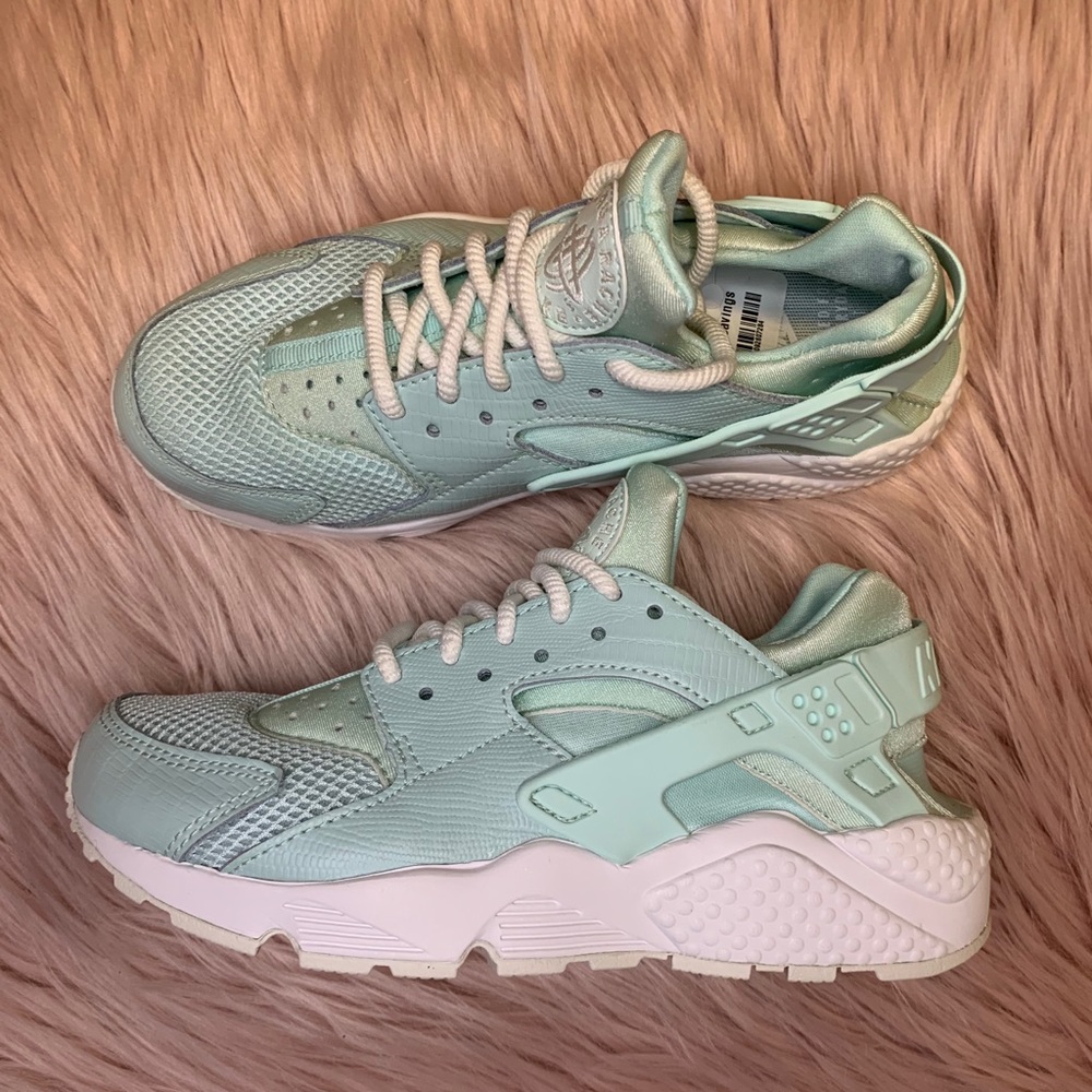 ❗️SOLD❗️New Nike Air Huarache SE women’s shoes